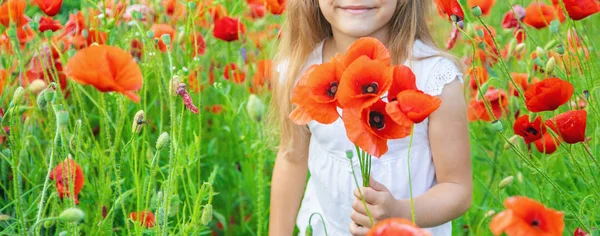 Kindermädchen auf einem Feld mit Mohn. Selektiver Fokus. — Stockfoto