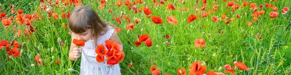 Kindermädchen auf einem Feld mit Mohn. Selektiver Fokus. — Stockfoto