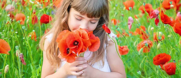 Kindermädchen auf einem Feld mit Mohn. Selektiver Fokus. — Stockfoto