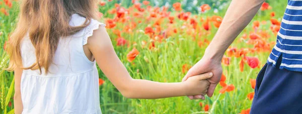 Niña en un campo con amapolas. enfoque selectivo . —  Fotos de Stock