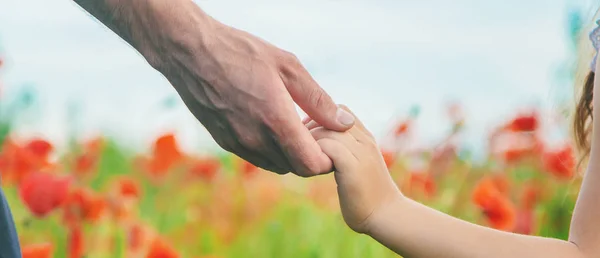 Menina crianças em um campo com papoilas. foco seletivo . — Fotografia de Stock