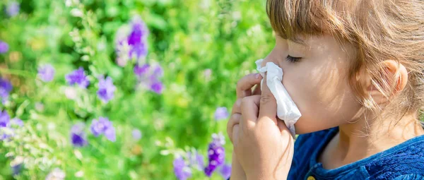 Alergia estacional en un niño. Coryza. Enfoque selectivo . — Foto de Stock