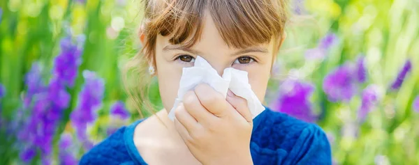 Alergia estacional en un niño. Coryza. Enfoque selectivo . — Foto de Stock