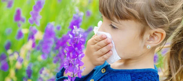 Alergia estacional en un niño. Coryza. Enfoque selectivo . — Foto de Stock