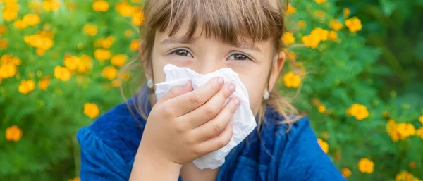 Szezonális allergia, a gyermek. Nátha. Szelektív összpontosít. — Stock Fotó