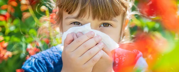 Alergia estacional en un niño. Coryza. Enfoque selectivo . — Foto de Stock