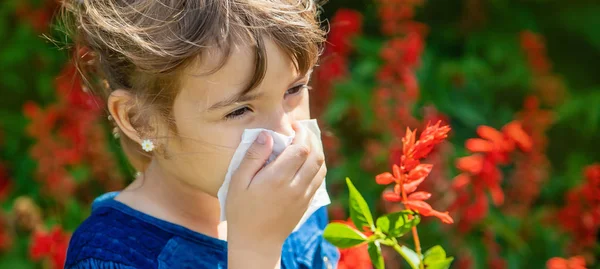Seizoensgebonden allergie in een kind. Coryza. Selectieve aandacht. — Stockfoto