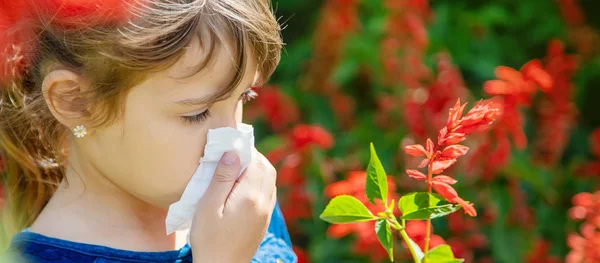 Seasonal allergy in a child. Coryza. Selective focus. — Stock Photo, Image