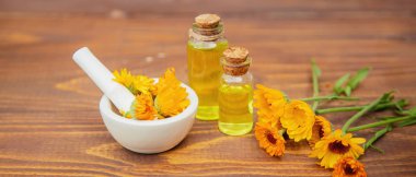 Calendula özü. Şifalı bitkiler. Seçici odak.