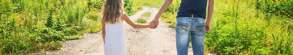 Far och dotter går och håller händerna. Selektivt fokus. — Stockfoto