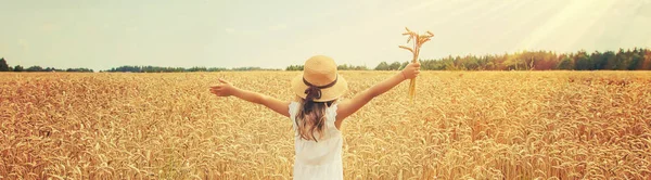 A child in a wheat field. Selective focus. — Stock Photo, Image