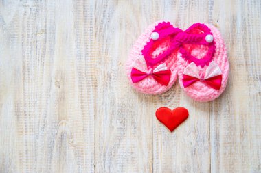 Hafif arka planda bebek poposu ve kalp. Seçici odak.