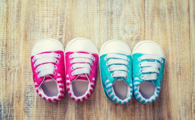 Hafif arka planda bebek paçası ve aksesuarlar. Seçici odaklanma. Doğa.