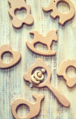 Hafif bir arka planda çocuk oyuncağı ve aksesuarlar. Seçici odak.