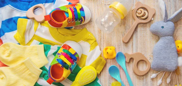 Baby clothes and accessories on a light background. Selective focus. — ストック写真