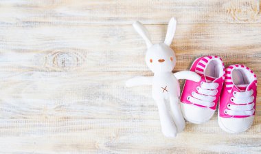 Hafif arka planda bebek paçası ve aksesuarlar. Seçici odaklanma. Doğa.