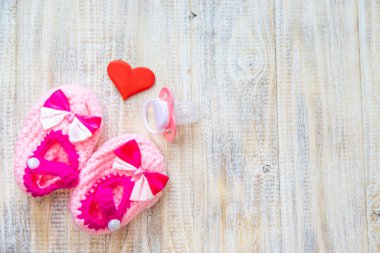 Hafif arka planda bebek poposu ve kalp. Seçici odak.