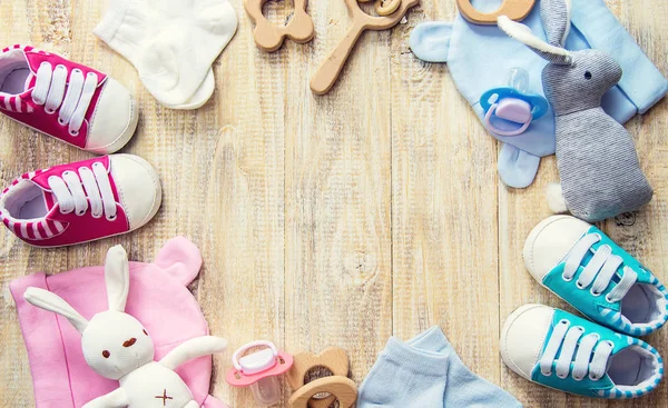 Babykleding en accessoires op een lichte achtergrond. Selectieve focus. — Stockfoto