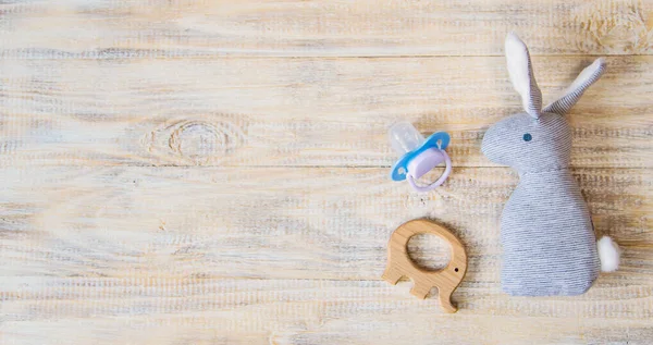 Kinderspielzeug und Accessoires auf hellem Hintergrund. Selektiver Fokus. — Stockfoto