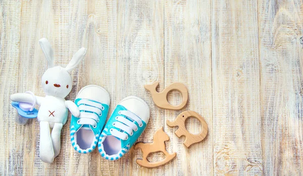 Ropa de bebé y accesorios sobre un fondo claro. Enfoque selectivo . — Foto de Stock