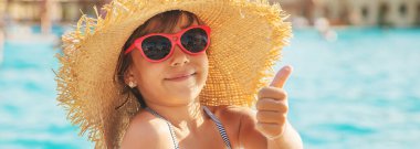 Çocuk yüzüyor ve havuza dalıyor. Seçici odak.