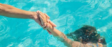 Çocuk denizde boğuluyor. Seçici odaklama.