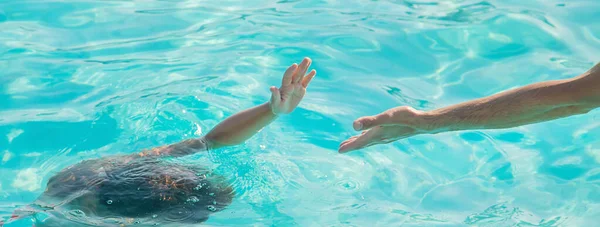 子供は海で溺れている。選択フォーカス. — ストック写真