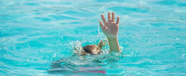 Kid is verdrinken in de zee. Selectieve focus. — Stockfoto