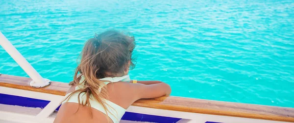 Uma criança num iate a navegar pelo mar. Foco seletivo. — Fotografia de Stock