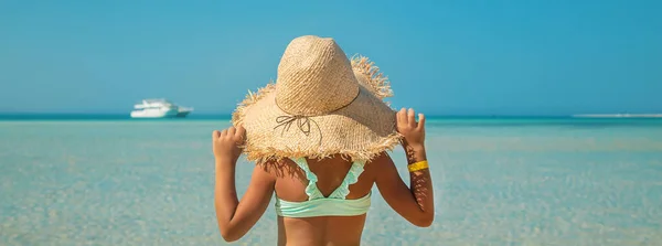 A child on the beach near the sea. Selective focus. — Stock Photo, Image