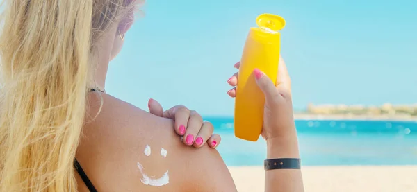 Les filles de la plage portent de la crème solaire sur leur peau. Concentration sélective . — Photo