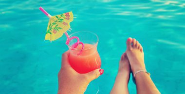 bir kadının elinde kokteyl. Seçici odaklama.