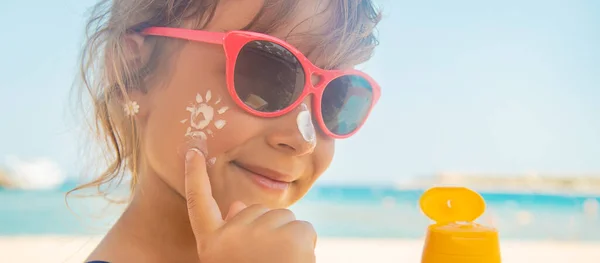 Sonnencreme auf der Haut eines Kindes. Selektiver Fokus. — Stockfoto