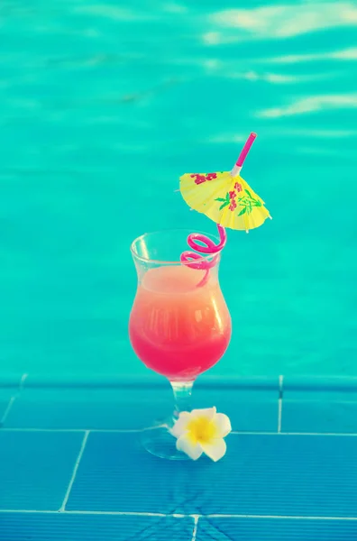 Drink een cocktail op vakantie. Selectieve focus. — Stockfoto