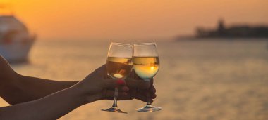 Deniz kenarında şarap iç. Seçici odaklanma. Doğa