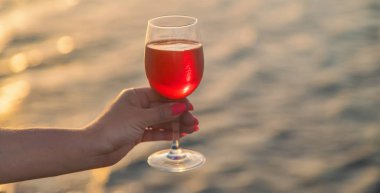 Deniz kenarında şarap iç. Seçici odaklanma. Doğa