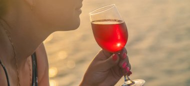 Denizden şarap iç. Seçici odaklama.