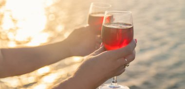 Deniz kenarında şarap iç. Seçici odaklanma. Doğa