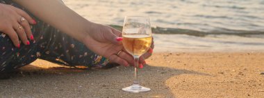 Deniz kenarında şarap iç. Seçici odaklanma. Doğa