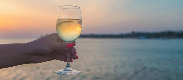 海のそばでワインを飲みなさい 選択的フォーカス — ストック写真