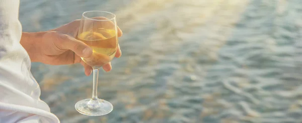 海のそばでワインを飲みなさい 選択的フォーカス — ストック写真