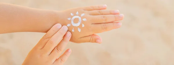 Sonnencreme Auf Der Haut Eines Kindes Selektiver Fokus Natur — Stockfoto