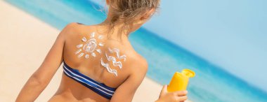 Bir çocuğun teninde güneş kremi. Seçici odaklanma. Doğa.