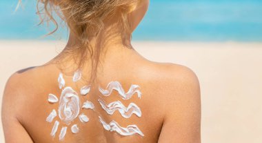 Bir çocuğun teninde güneş kremi. Seçici odaklanma. Doğa.