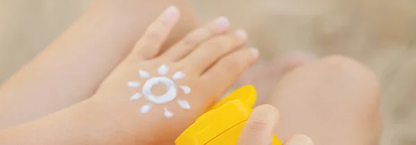 Protezione Solare Sulla Pelle Bambino Concentrazione Selettiva Natura — Foto Stock