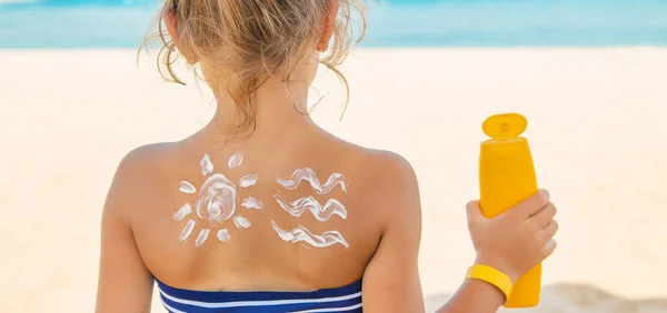 子供の皮膚に日焼け止め 選択的フォーカス — ストック写真