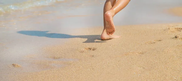 Child Walks Beach Leaving Footprints Sand Selective Focus Nature — Stock Photo, Image