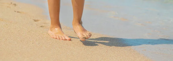 Criança Caminha Longo Praia Deixando Pegadas Areia Foco Seletivo Natureza — Fotografia de Stock