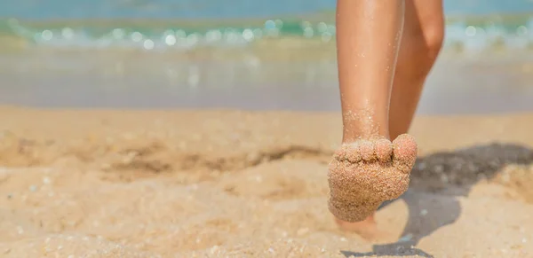 Child Walks Beach Leaving Footprints Sand Selective Focus Nature — Stock Photo, Image