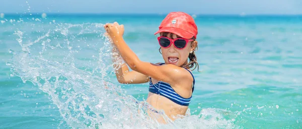 Enfant Fait Pulvérisation Sur Mer Concentration Sélective — Photo